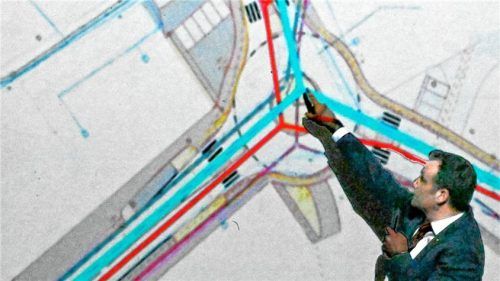 Praktisch, wenn der Bürgermeister Architekt ist: Alois Loferer stellte den Bad Endorfern die Pläne für den Umbau der Verkehrsverbindungen und den Bau eines besseren Hochwasserschutzes vor. Fotos Ammelburger