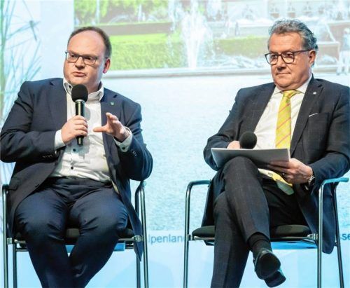 Priens Bürgermeister Andreas Friedrich (links) und Klaus Stöttner auf dem Podium. Foto Berger