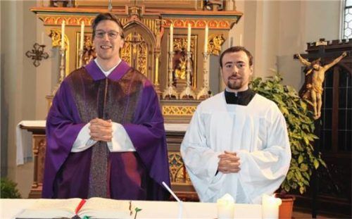 Priesteramtskandidat Johannes Richter (rechts) gemeinsam mit Pfarrer Andreas Kolb in der Griesstätter Pfarrkirche. Foto albersinger