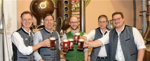 Probierten schon mal das Bier: (von links) Schriftführer Georg Hartmetz, Vorsitzender Andreas Hartmetz, Bräu Martin Hartinger junior, Kassier Jürgen Oberloher und Zweiter Vorsitzender Valentin Gräml.Foto Hartmetz