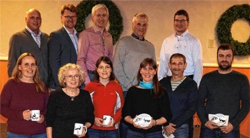 Projektleiterin Esther Lindner (vordere Reihe, Dritte von rechts) dankte den Kiebitz-Helfern, der Unteren Naturschutzbehörde, Landwirten und Bürgermeistern für die gute Zusammenarbeit. Foto  Meling