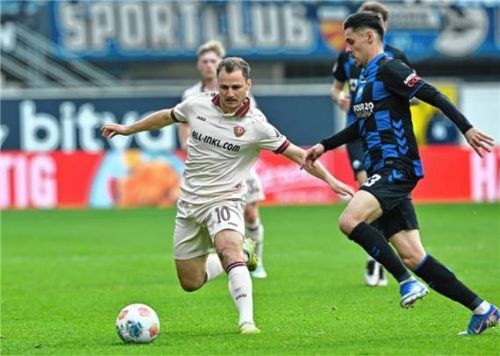 Raphael Obermair (rechts) im Spiel gegen Dynamo Dresden. Der Mittelfeldspieler hat mit dem SC Paderborn die Bundesliga im Visier.Foto Imago Images