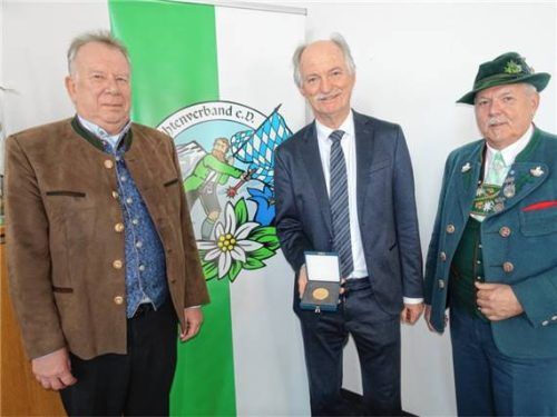 Raublings Zweiter Bürgermeister Wolfgang Rechenauer mit Rainer Gebhart und Günter Frey (von links).Foto Hötzelsperger