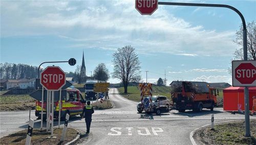 Regelmäßig passieren schwere Unfälle an der Kreuzung der Bundesstraße 304 und der Kreisstraße RO35. Ein Kreisverkehr könnte die Situation entschärfen. Foto Barth
