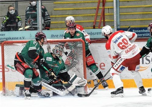 Regensburgs Nikola Gajovsky traf schon zu Oberliga-Zeiten gerne gegen die Starbulls Rosenheim, wie hier in der Saison 2021/22.Foto Hans-Jürgen Ziegler