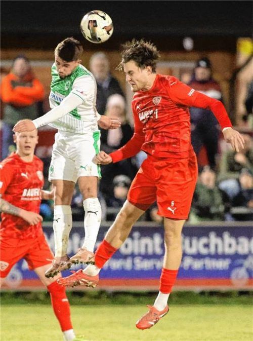 Rocco Tavra (rechts) setzt sich im Luftduell gegen Adem Imeri durch.Foto Bucholz