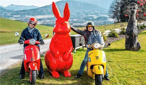 Rollerausflug mit Überraschung: Vater und Tochter staunten bei Höhenmoos nicht schlecht über den Osterhasen mit Führungsanspruch. Foto Nitzsche