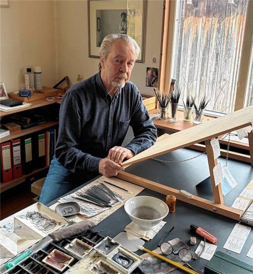 Rudolph Distler, Vorsitzender des Vereins Kunst und Kultur zu Hohenaschau, der nach 35 Jahren aufhört. Das Foto zeigt ihn in seinem Atelier.Foto Kirchner