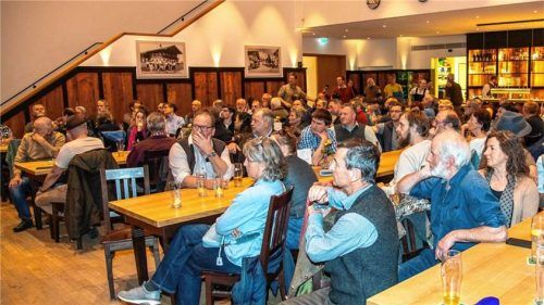 Rund 200 Landwirte, Almbauern und Schafzüchter sowie Experten von verschiedenen Organisationen, Behörden und Verbänden aus ganz Bayern informierten sich bei der BBV-Veranstaltung mit Wildbiologin Dr. Michaela Skuban im Festsaal in Siegsdorf. Foto  Effner