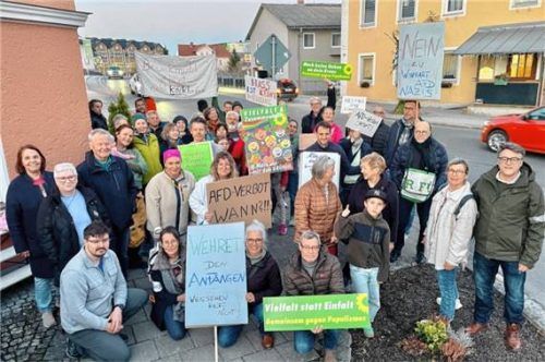 Rund 70 Bürger kamen in der Marktgemeinde Bruckmühl für eine Mahnwache zusammen.Foto Neuwirth