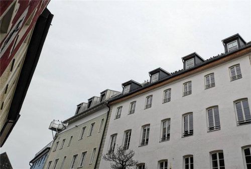 Rund um den Stadtplatz in Traunstein haben rund 200 Vögel durch ihre Hinterlassenschaften zu einer Taubenplage bei zahlreichen Anwohnern geführt. Mit einem Taubenhaus wie in anderen Großstädten könnte das Problem gelöst werden. Foto Effner