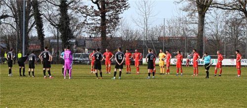 Schiedsrichter Markus Heuschneider versammelte beide Mannschaften im Mittelkreis und bot dem ASV Großholzhausen einen Spielabbruch an.Foto Marinus Obermaier