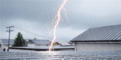 Schlägt der Blitz ein, ist auch die Telefonanlage gefährdet. Foto Adobe Stock/Moopingz