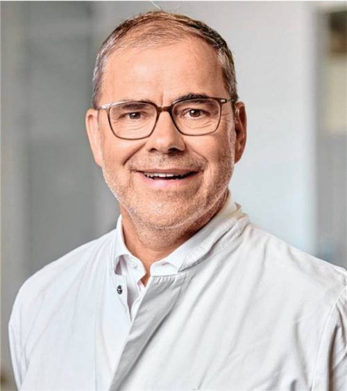 Schlafmediziner Professor Dr. Peter Young erklärt, wie sich gesundheitliche Probleme im Zuge der Zeitumstellung verhindern lassen. Foto Medical Park Bad Feilnbach Reithofpark