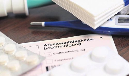 Schon ab dem ersten Krankheitstag eine AU-Bescheinigung? Das kann dann der Arbeitgeber fordern. Foto BERND WEISSBROD/DPA-TMN
