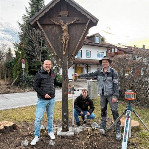 Schon mal Maß genommen haben (von links) Michael Krimplstötter, Vorsitzender des Feuerwehrvereins, stellvertretender Kommandant Michael Kaffl und Krimplstötters Stellvertreter Martin Pfab. Foto Kotter