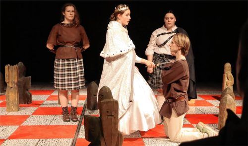 Schottlands Königin Lady Evelyn (Marie Laugel) schlägt den tapferen Fleance (Luca Kästner) zum Ritter. Fotos Strim