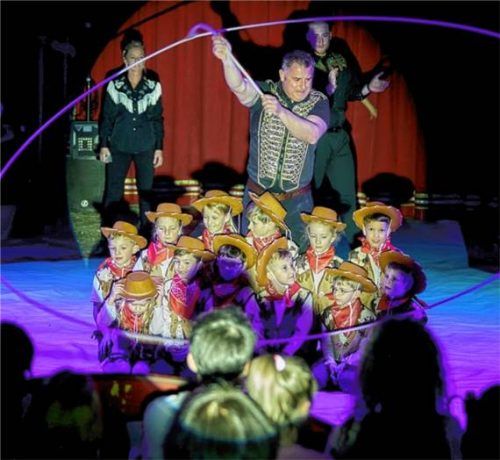 Schüler werden zu Stars in der Manege. Foto stettner