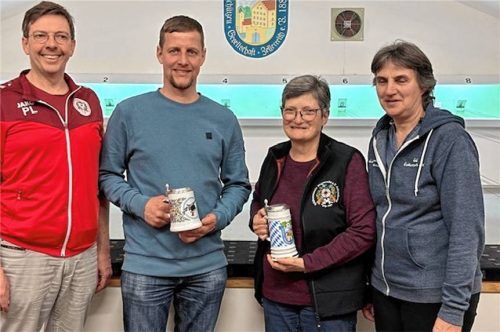 Schützenmeister Peter Linner (links) von den Wagnerwirt-Schützen und Regina Maier (rechts) von den Zellerreither Schützen gratulierten den Siegern Christian Lipp und Christiane Reich. Foto re