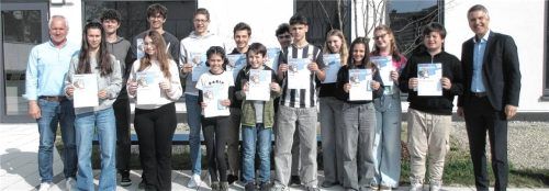 Schulleiter Markus Höß (rechts) und Koordinator Wolfgang Hirn (links) mit den Preisträgern eines ersten Preises.Foto  re