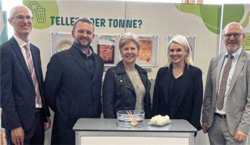 Schulleiterin Regina Hornig (Mitte) und Konrektorin Jennifer Steinhuber-Hinterstoisser mit den AOK-Beiräten Stefan Mooshuber (Zweiter von links) und Günter Zellner (rechts) sowie AOK-Direktor Andreas Kochbeck. Foto AOK