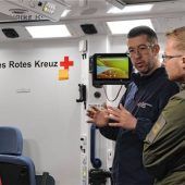 Telenotarzt fährt im Rettungswagen mit