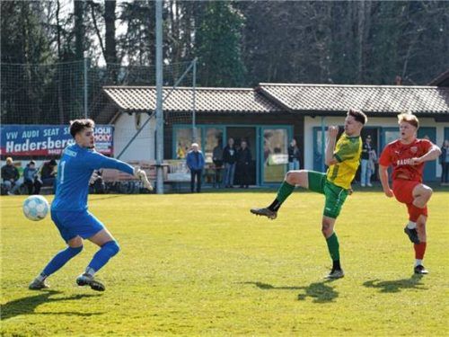 Sebastian Bockmaier (Mitte) trifft hier zur Führung der SG Reichertsheim-Ramsau/Gars.Foto Walter Semerad