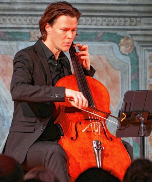 Sebastian Klinger spielt für die D-Dur-Suite ein von Bach gefordertes fünfsaitiges Cello. Foto Janka