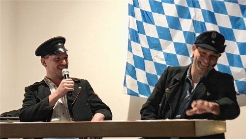 Sebastian Strohmayer (links) und Josef Bauer (rechts) sind als Feuerwehrmänner mit ihrem Auftritt immer der Höhepunkt des Greimhartinger Starkbierfestes der Feuerwehr. Über das vergangene Jahr hatten sie reichlich Stoff gesammelt und kommentierten das dörfliche Geschehen in Rimsting und Greimharting mit spitzer Zunge. Foto Dachs