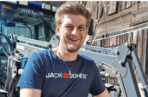 Sebastian Unterhuber (35) ist Landmaschinenmechaniker, Milchbauer, Forstarbeiter und nun auch der neue Bürgermeister der Gemeinde Pittenhart. Foto Emmy Künzner-Hingerl
