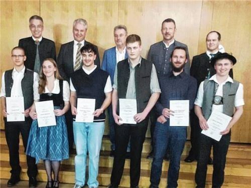 Sechs Prüflinge wurden für ihre besonderen Leistungen ausgezeichnet. Mit ihnen freuten sich (hinten, von links) Landrat Otto Lederer, Jürgen Ersing, Leiter der Berufsschule Bad Aibling, Ralf Seifried vom Prüfungsausschuss, Markus Ostermaier von der Sparkasse Bad Aibling und Obermeister Christian Albersinger.Foto Auer