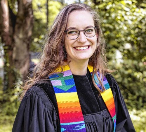 Seit Anfang des Monats ist Johanna Rosin (links) als Pfarrerin für die Gemeinde Bruckmühl Feldkirchen-Westerham tätig. Theologin Dr. Andrea König (rechts) ist in der Evangelisch-Lutherischen Kirche Bayern (ELKB) zuständig für die kirchliche Frauenarbeit. Foto Collage: Rosin/König