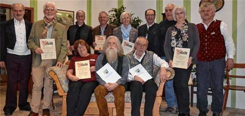Seit vielen Jahren aktiv für die Bretter, die die Welt bedeuten: (vorne, sitzend, von links) Gaby Gubisch (40 Jahre Vereinszugehörigkeit), Wolfgang Hronek (40 Jahre aktive Bühnentätigkeit) und Anton Neubauer (50 Jahre aktive Bühnentätigkeit). Stehend von links: Vorsitzender Konrad Gubisch, Josef Sigl für 40 Jahre Vereinszugehörigkeit, Otto Oberbauer und Ernst Fischbacher für 40 Jahre Unterstützung, Andrea Zaglauer-Baudisch (25 Jahre Vereinszugehörigkeit), Walter Prochaska, Bezirksvorsitzender im Verband Bayerischer Amateurtheater, Johann Kleinhuber (25 Jahre Vereinszugehörigkeit), Anni Strell (40 Jahre Vereinszugehörigkeit) und Zweiter Vorsitzender Hans Flötzinger. Foto Auer
