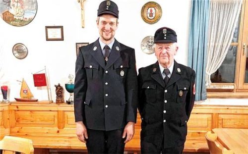 Sepp Freund (rechts) ist seit 60 Jahren Mitglied der Feuerwehr Wildenwart. Dafür gab es einen Dank des Vereinsvorsitzenden Georg Loferer.Foto Hötzelsperger