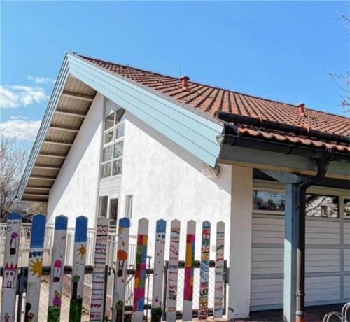 Sichere Kinder: Vachendorf beschließt, den Blitzschutz für Kindergarten und Schule zu erneuern. Foto Nistler