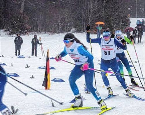 Sie begeisterte als Dritte im Nordic Cross: Emilia Flatscher (vorne). Foto re