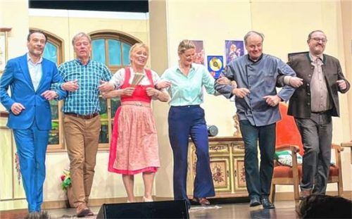 Sie entfachten ein wahres Feuerwerk an Lachen: das Ensemble des Chiemgauer Volkstheaters: (von links) Manfred Stecher, Peter Fritsch, Mona Freiberg, Kristina Helfrich, Andreas Kern und Flo Bauer. Foto Grun
