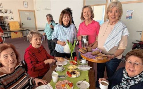 Sie gehören zum Team, das die Senioren beim BRK-Frühstück bewirtet: (hinten, von links) Renate Kremer, Christa Pledl und Evi Bachmeier. Foto Kotter