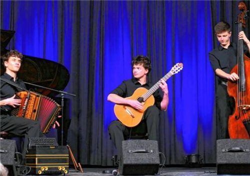 Sie können alles, von Polka bis Jazz: (von links) Jakob Kastner, Benno Panhans und Rafael Bauer. Foto Janka