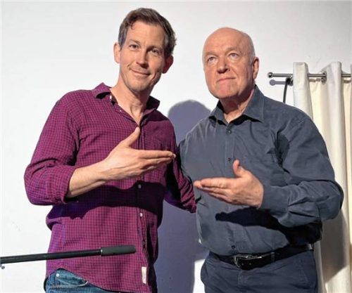 Sie traten für einen guten Zweck in Wasserburg auf: Stefan Murr (links) und Heinz-Josef Braun.Foto Wagner/Stiftung Attl