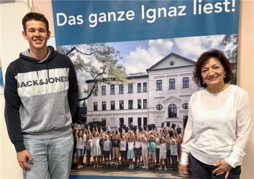 Sie werden die Romanauswahl treffen: Schülersprecher Quirin Anetzberger (links) mit Bibliothekarin Rada Kreiter (rechts). Foto Grun