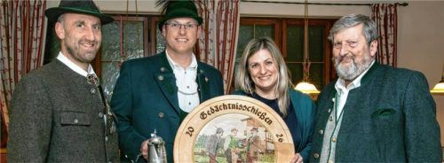 Siegerehrung mit Schützenmeistern: (von links) Franz Xaver Thalhammer (Hittenkirchen), Florian Lackerschmid (Edelweiß), Gewinnerin der Gedächtnisscheibe Stephanie Vasilcanu und Klaus Daiber (Eichet).Foto  Berger