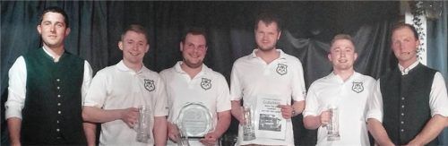 Simon Langreiter, Josef Schönhuber, Andreas und Christian Mayerhofer, eingerahmt von den beiden Schützenmeistern Matthias Linner und Stefan Zieglgänsberger, holten sich in diesem Jahr den Sieg beim Bürgerschießen. Foto  Mittermeier