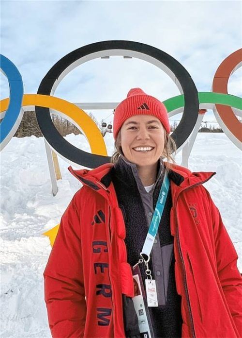 Skicrosserin Luisa Klapprott strahlend bei Olympia in Mailand und Cortina. Fotos re