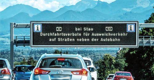 So etwas wie eine unverbindliche Empfehlung? Viele Autofahrer lassen sich von den Hinweisen an den Autobahnen nicht aufhalten. Foto IMAGO