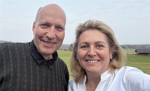 So sehen Sieger aus: Martina Weingast und Christian Bergener freuen sich über den Wahlerfolg der Überparteilichen Wähler in Bad Feilnbach. Foto Christian Bergener, ÜW