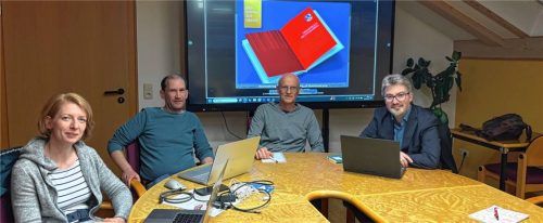 So soll das neue Buch aussehen. Das Team mit (von links) Barbara Dilg, Markus Bauer, Franz Manzinger und Daniel Baumgartner bei einer Redaktionssitzung im Rechtmehringer Rathaus. Foto re