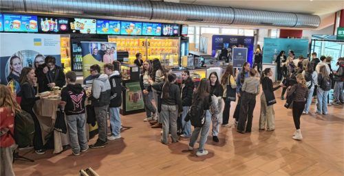 Spannende Einblicke in lockerer Atmospäre: Die OVB Azubimesse verspricht wieder viele wertvolle Kontakte entstehen zu lassen. Foto zehentner