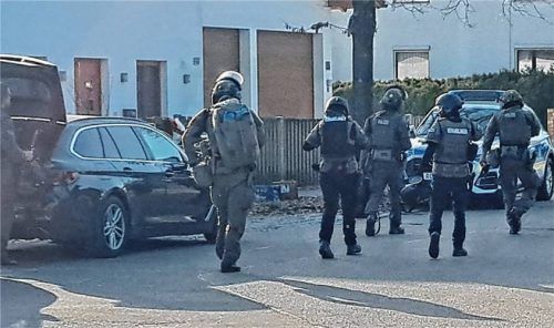 Spezialeinsatzkräfte überprüften am Samstag das Anwesen in Bruckmühl, trafen dort aber auf niemanden. Die tote Frau wurde später in einem Bach in der Nähe des Hauses gefunden. Fotos Hadersbeck