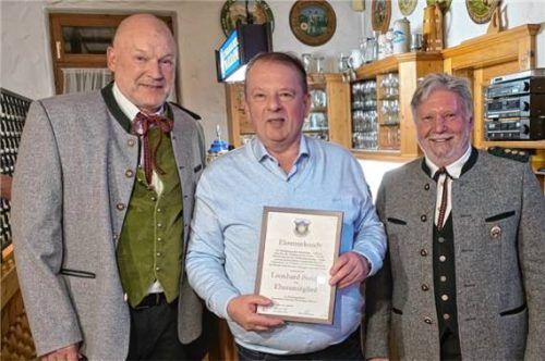 Sportwart Werner Schillinger (links) und Schützenmeister Herbert Weiß (rechts) überreichen Leonhard Steiner (Mitte) die Urkunde als neues Ehrenmitglied.Foto Hofmann